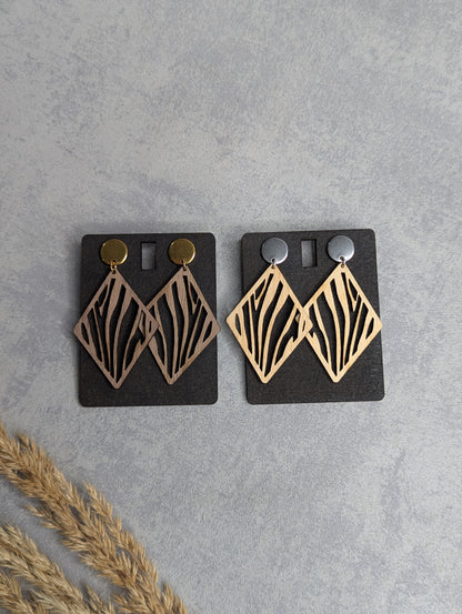 Holz-Ohrringe aus Zirbenholz oder Nussbaum – filigranes Zebra-Muster, handgemacht - Die Bildschneiderei