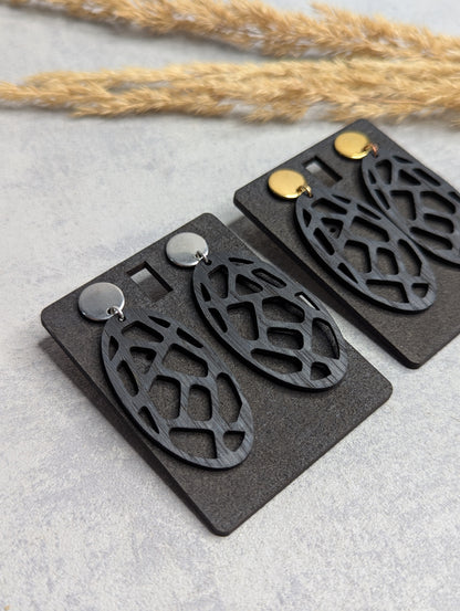 Handgefertigte Ohrringe aus Eichenholz (Schwarz 1) - Die Bildschneiderei