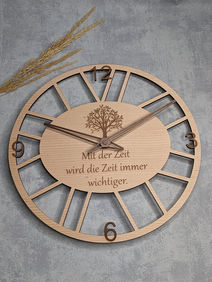 Wanduhr 'Mit der Zeit' aus Buchenholz - Die Bildschneiderei