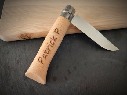 Personalisierbares Klappmesser mit eingraviertem Namen auf einem Holzgriff, Edelstahlklinge, ideal als Geschenk für Outdoor- und Messerliebhaber.