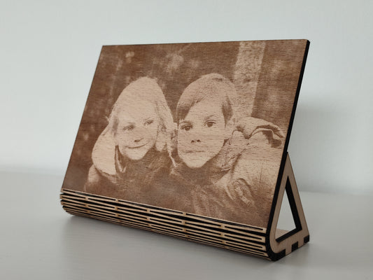 Lasergraviertes Foto auf Holzständer – personalisiertes Geschenk für Familie oder Freunde.